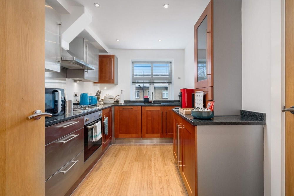 Stunning 3BD Flat Parking Sleeps Six Near Park — 4-Star Luxury Hotel in London, United Kingdom
