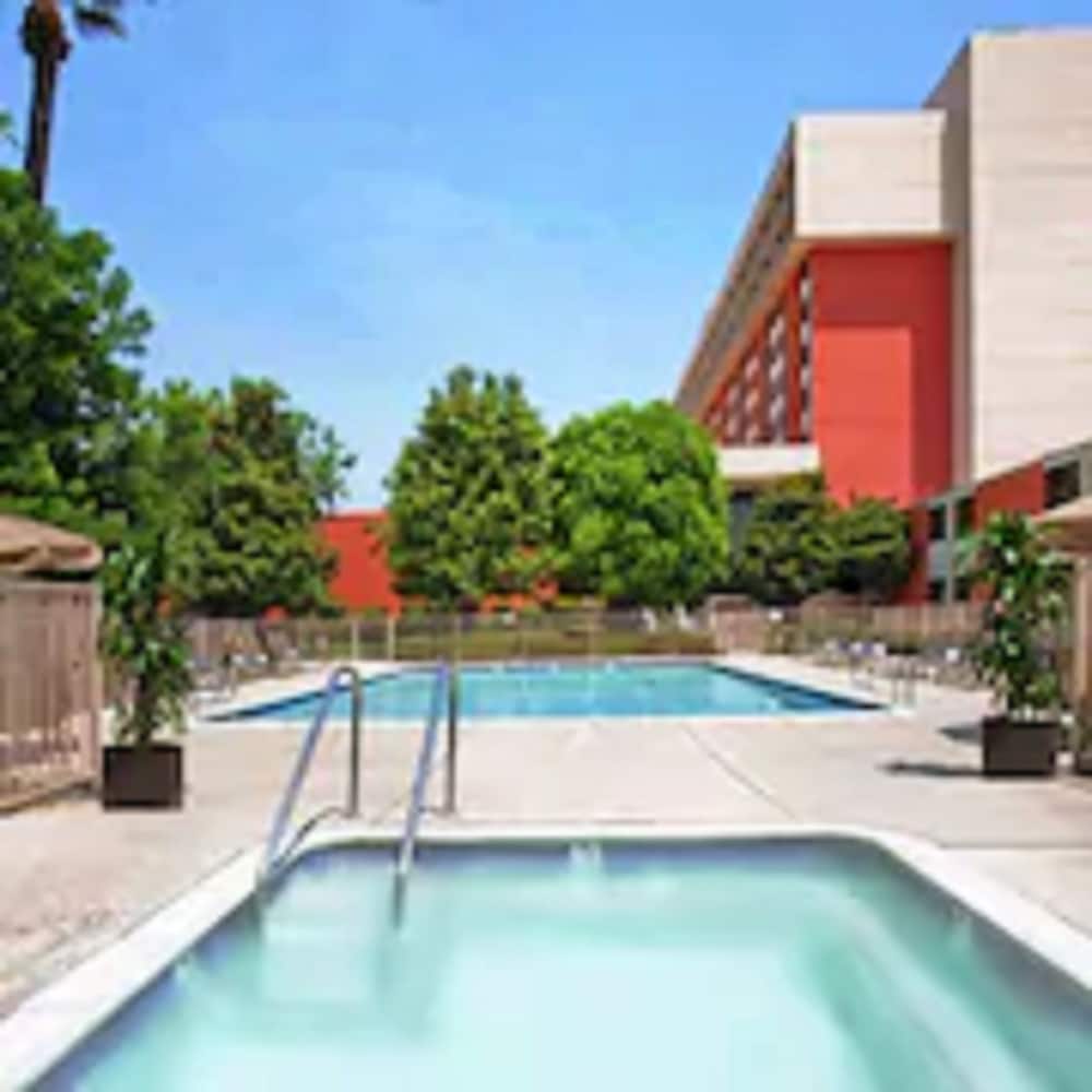 Ontario Airport Hotel & Conference Center - photo 21