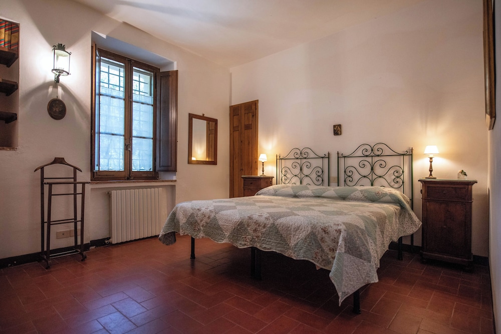 Country Villa in Tuscan Hills — 4-Star Luxury Hotel in Siena, Italy