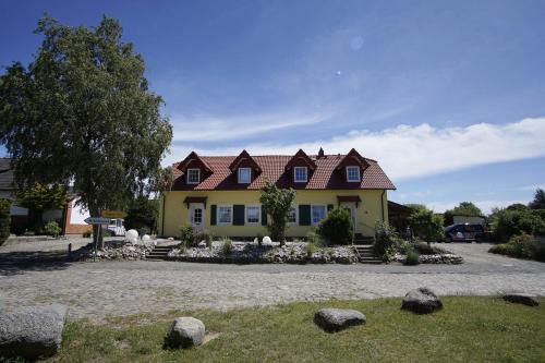 viel Natur und idyllische Umgebung Ferienhaus Honigtopf FeWo Bernstein — 4-Star Luxury Hotel in Sagard, Germany