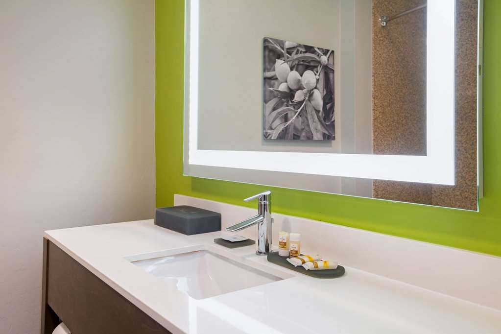 La Quinta Inn & Suites by Wyndham Visalia Sequoia Gateway - photo 35