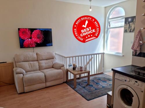2 Bedroom 4 Beds Family Flat Free Parking Fast Wi Fi Self Check in Cosy Spacious — 4-Star Luxury Hotel in Rochdale, United Kingdom