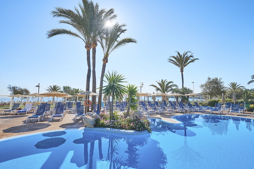 Hipotels Hipocampo Playa — 4-Star Luxury Hotel in Sant Llorenc Des Cardassar, Spain