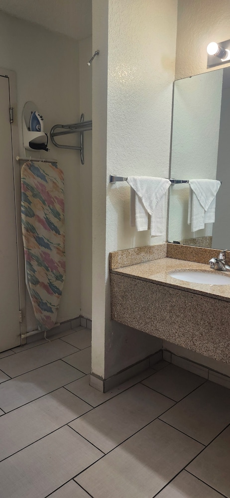River Valley Inn & Suites - photo 9