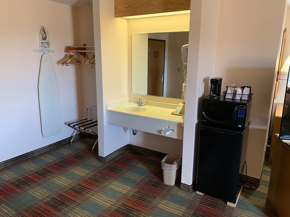 Budgetinn & Suites - photo 24
