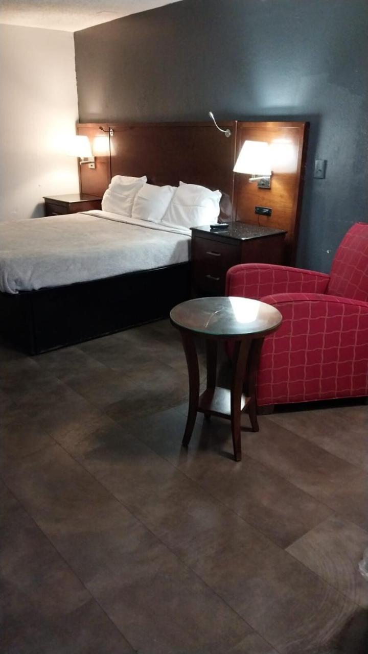 Queen Bed Hotel Suite 127 — 4-Star Luxury Hotel in Jackson, United States