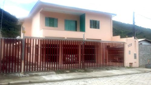 kitnets à 300mts Martim de Sá Caragua in Caraguatatuba, Brasil