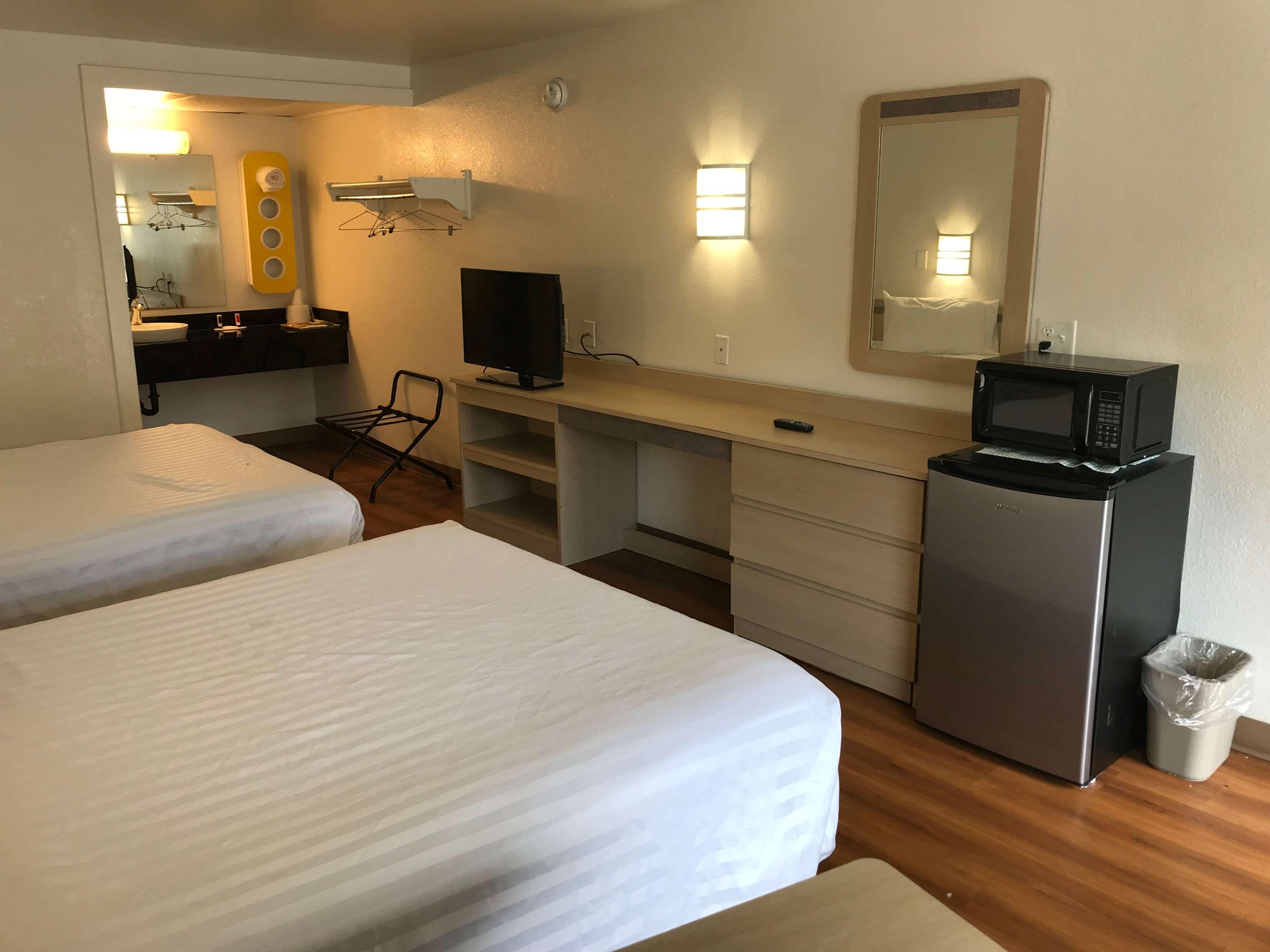 Travelodge by Wyndham Fayetteville - photo 3