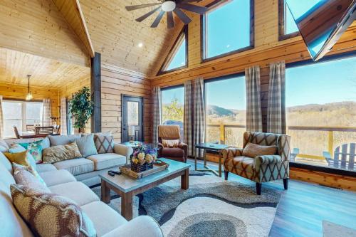 Sunset Mountain Lodge — 4-Star Luxury Hotel in Black Mountain, United States