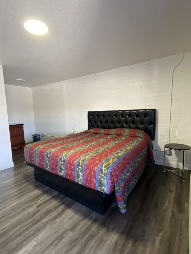 Lucky Cuss Motel - photo 17