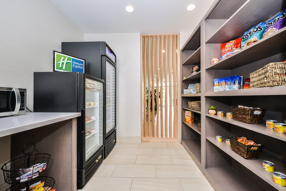Holiday Inn Express & Suites Salem by IHG - photo 36
