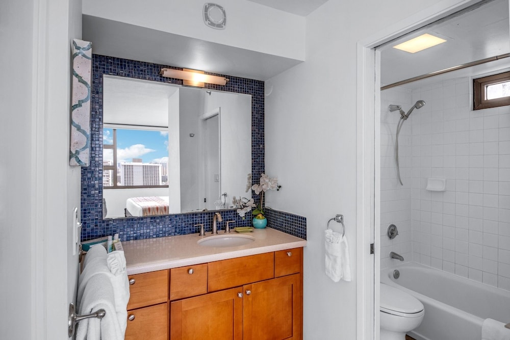 Artsy 32nd Floor Condo with Modern Furnishings & Gorgeous Ocean Views by Koko Resort Vacation Rentals - photo 17