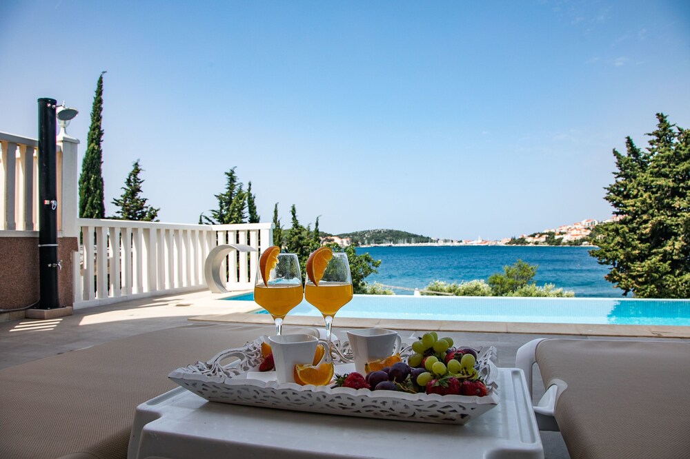 Apartments Ksenija — 4-Star Luxury Hotel in Rogoznica, Croatia