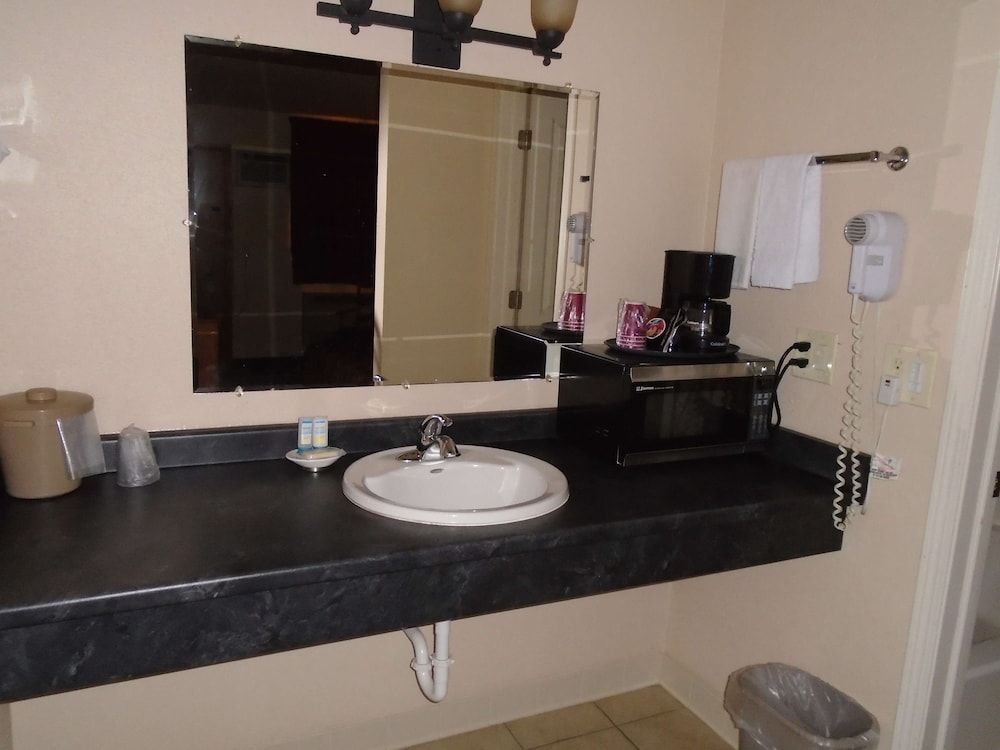 Arrowhead Inn - photo 4