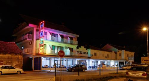 Motel Tri lovca — hotel in Knin