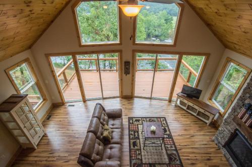 Tree Top cabin on the Shenandoah River — 4-Star Luxury Hotel in Luray, United States