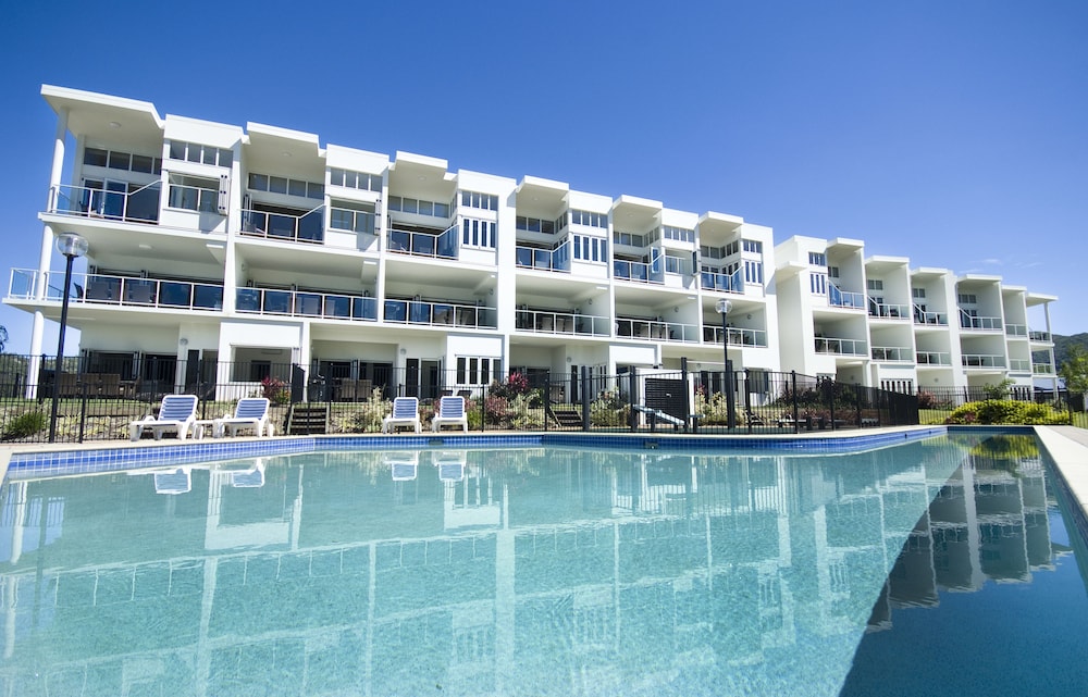 Beachside Magnetic Harbour Apartments — 4-Star Luxury Hotel in Nelly Bay, Australia