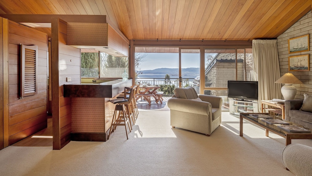 Grey Kangaroo On Lake Jindabyne foreshore — 4-Star Luxury Hotel in Jindabyne, Australia