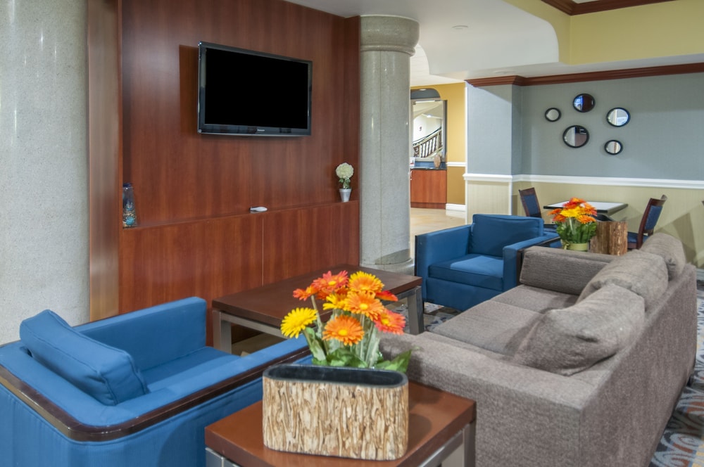Holiday Inn Express and Suites Bakersfield Central by IHG - photo 33