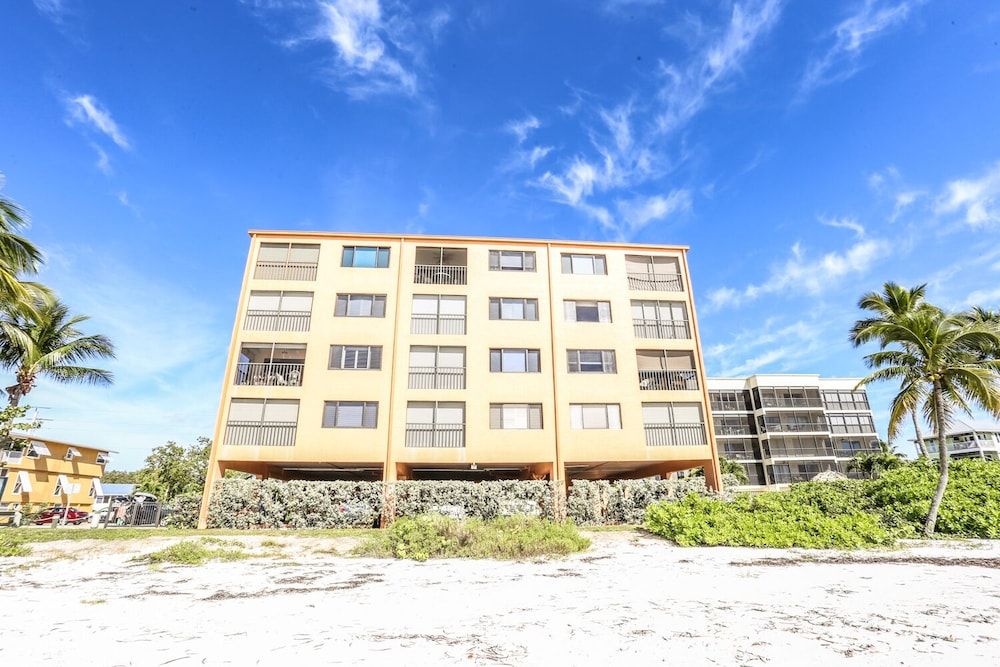 Cascades #201 3 Br Condo — 4-Star Luxury Hotel in Fort Myers Beach, United States