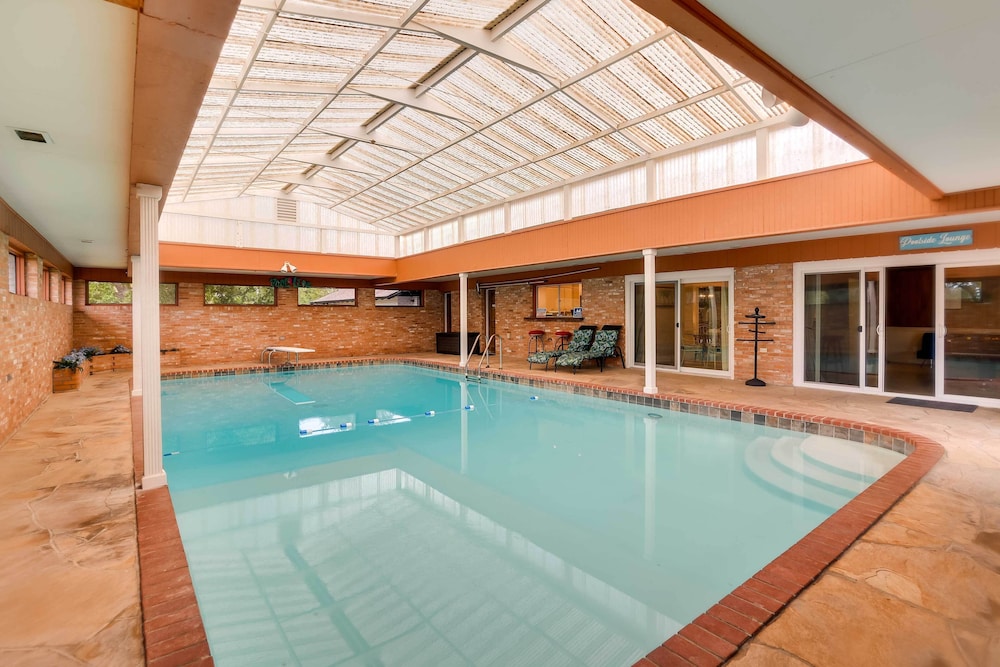 Indoor Pool: Peaceful Oasis in Hitchcock — hotel in Hitchcock