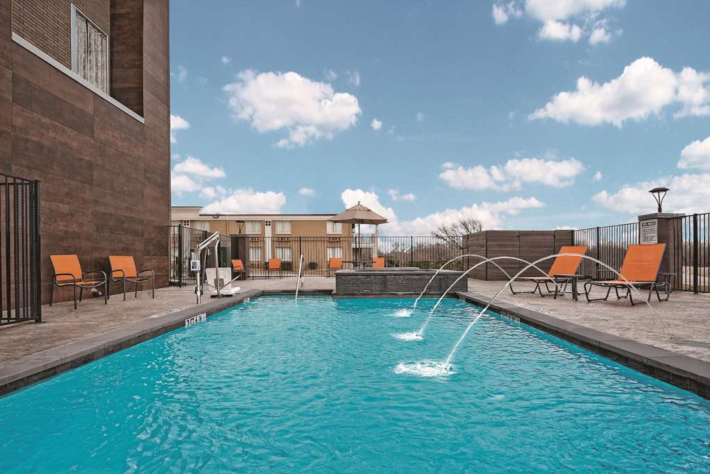 La Quinta Inn & Suites by Wyndham Dallas Grand Prairie North - photo 8