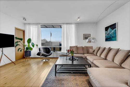 Rooftop Balcony AMZ view LRG 2 BR Free Parking