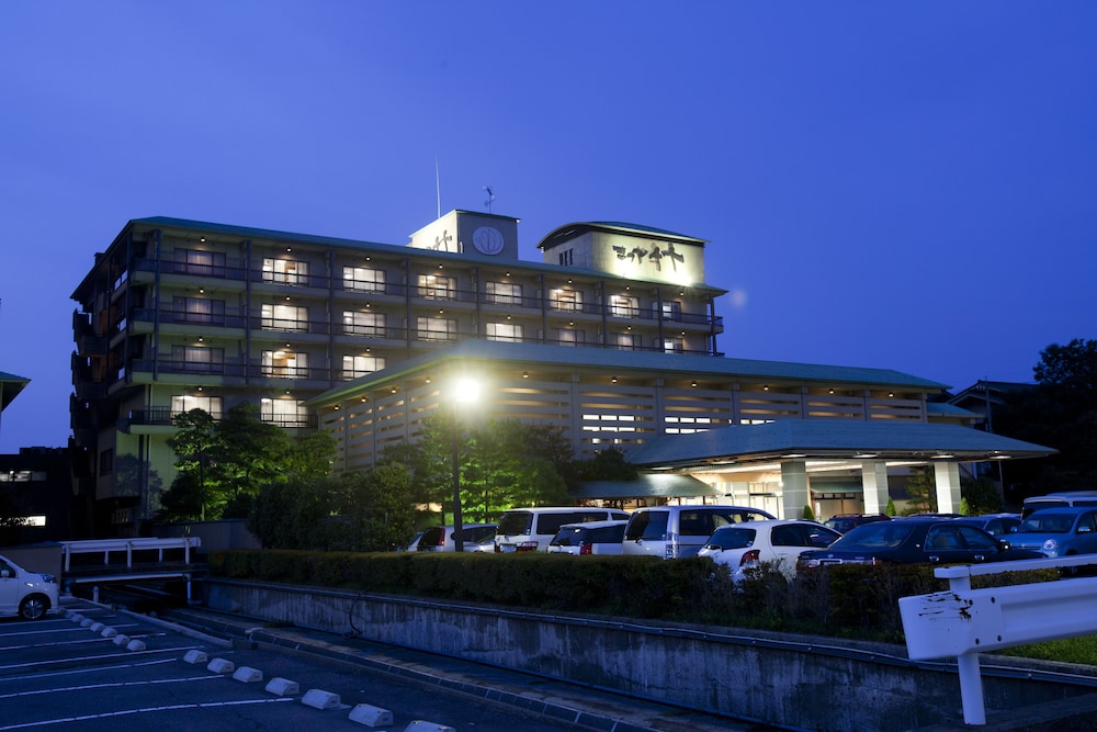 Matsuya Sensen - carbon neutral hotel in Awara