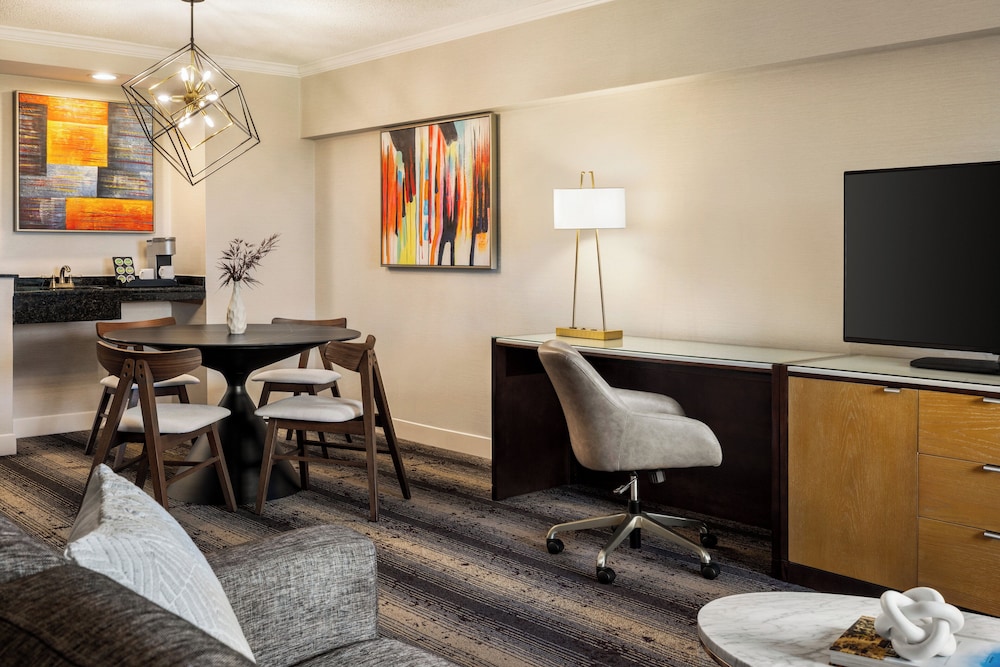 Crowne Plaza Edison by IHG - photo 10