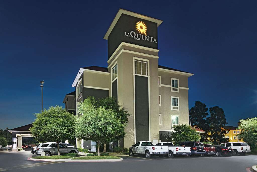 La Quinta Inn & Suites by Wyndham San Antonio Northwest - photo 5
