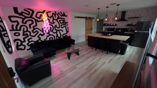 2BR Lit and Spacious in the Heart of Hollywood — 4-Star Luxury Hotel in Los Angeles, United States