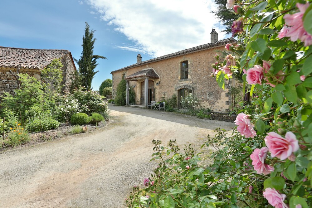 Léone Haute - carbon neutral hotel in Unknown City