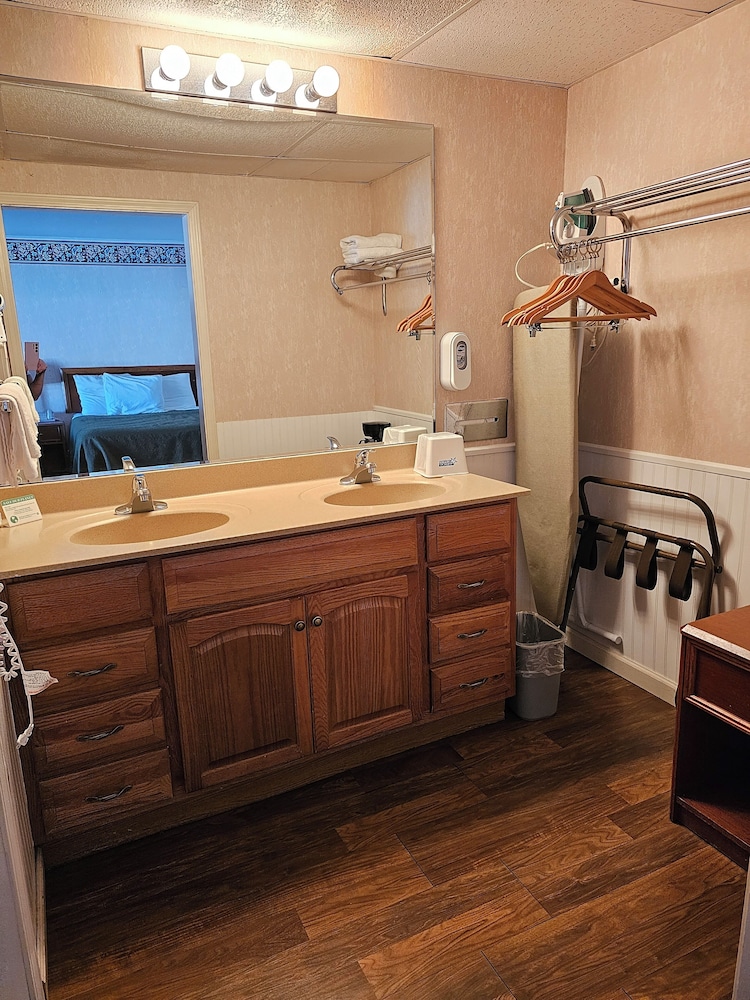 Travelodge by Wyndham Mackinaw City - photo 31