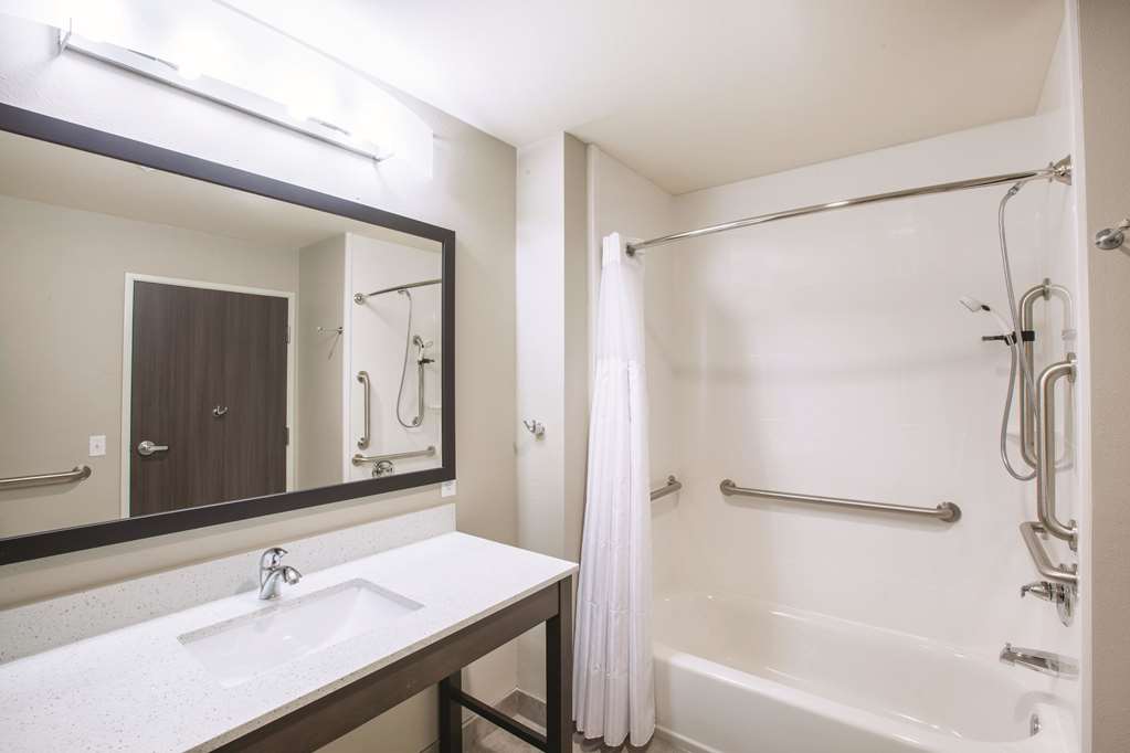La Quinta Inn & Suites by Wyndham Tulsa Broken Arrow - photo 9