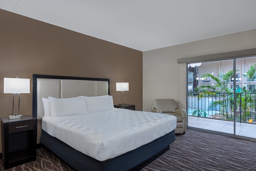 Holiday Inn Des Moines Airport Conf Center by IHG - photo 10