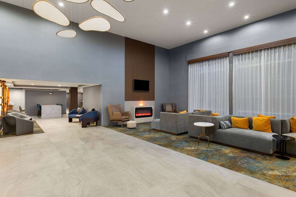 La Quinta Inn & Suites by Wyndham Knoxville Papermill - photo 23