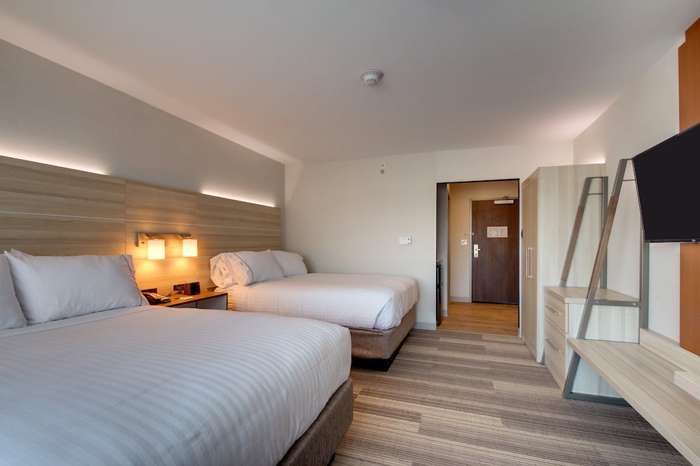 Holiday Inn Express & Suites Galesburg by IHG - photo 17
