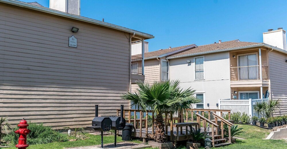 No Worries Beautiful 2 bed 2 bath at The Palms Great Location and Amenities Galore - photo 12
