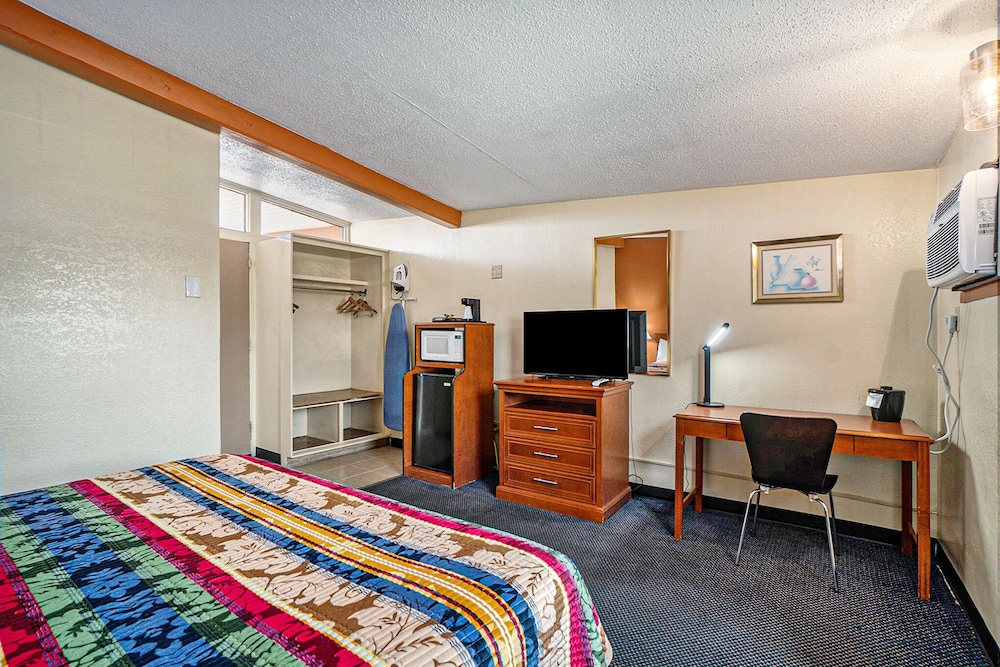 Great Lakes Inn and Suites - photo 8