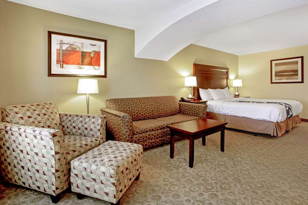 La Quinta Inn & Suites by Wyndham Bismarck - photo 31