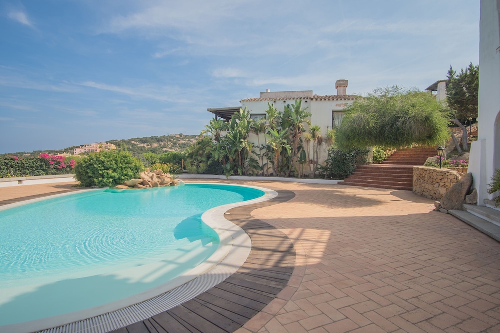 Beautiful Il Giardino Degli Oleandri 1 Bedroom Sleep 4 Plus Extra Child — 4-Star Luxury Hotel in Arzachena, Italy