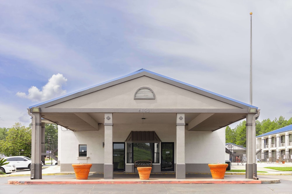 Motel 6 Nacogdoches TX - carbon neutral hotel in Nacogdoches