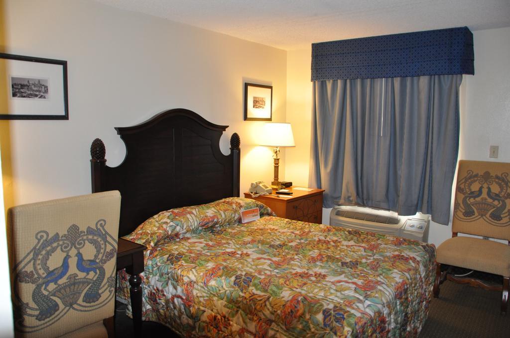 Howard Johnson by Wyndham Lake Front Park Kissimmee - photo 17