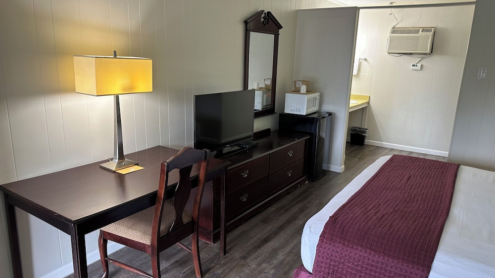 Colonial Inn Franklin - photo 10