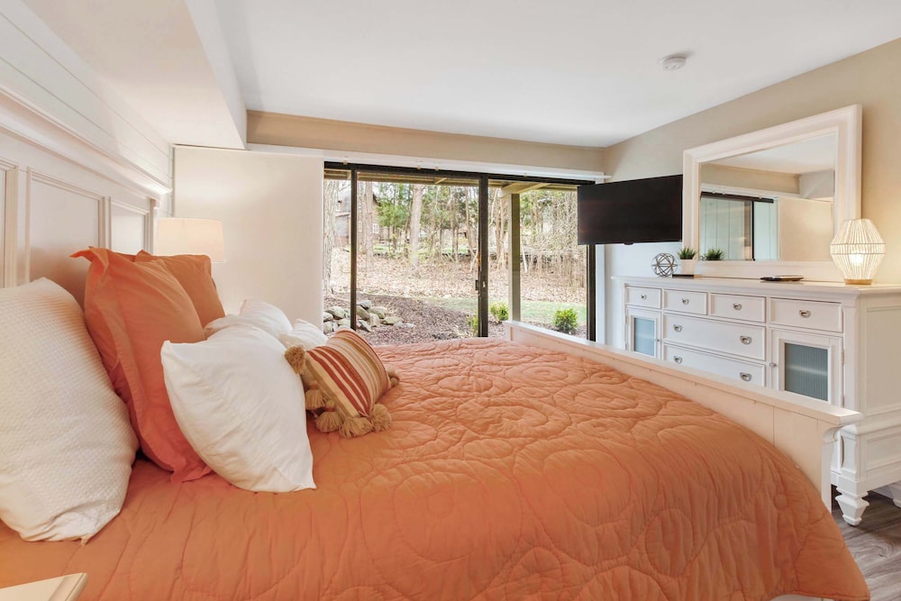 Abbey Springs Private Community & Amenities — 4-Star Luxury Hotel in Fontana, United States