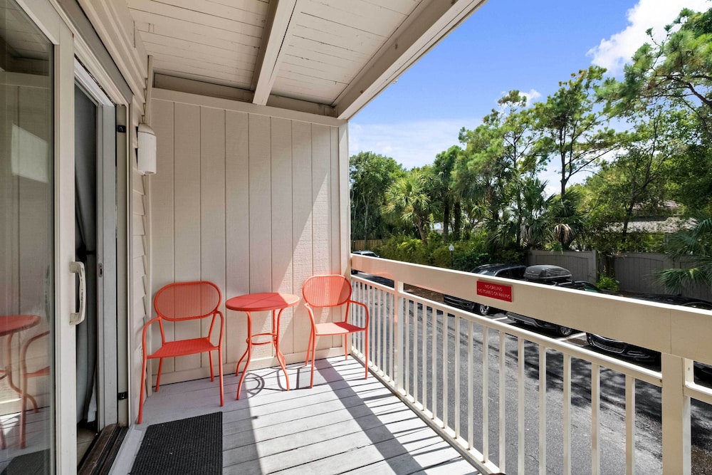 Walk to Bars & Shops: Resort Condo in Hilton Head - photo 10
