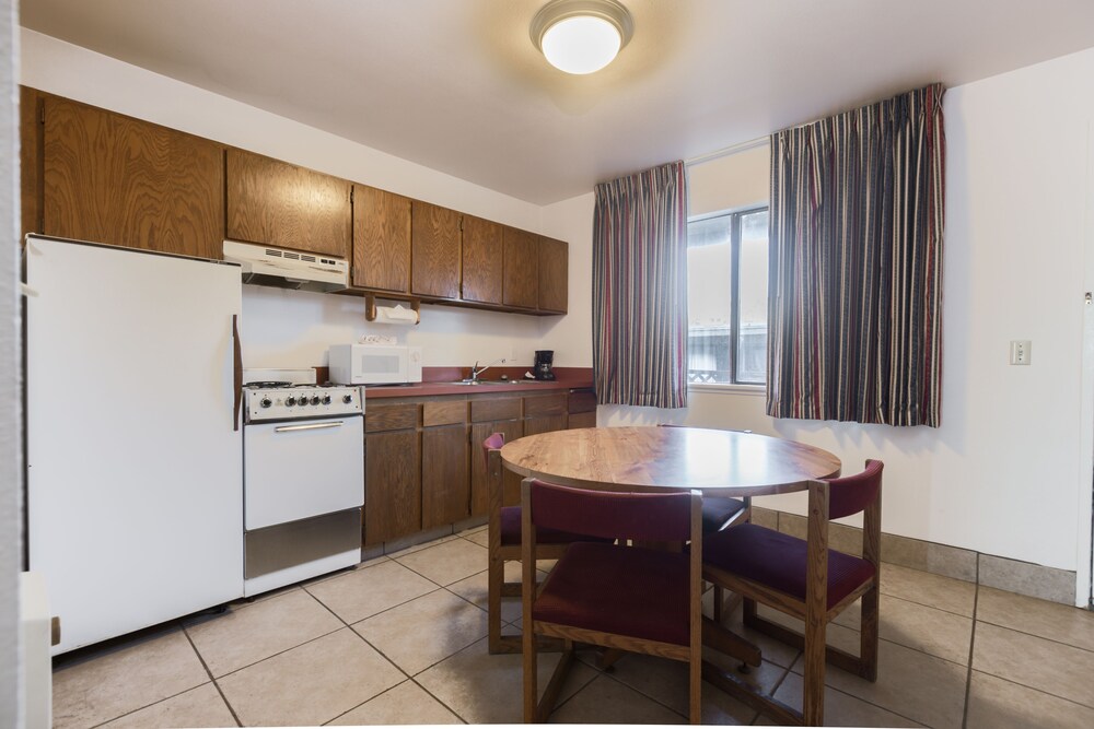 Cozy Cove Beachfront Resort Inn - photo 18