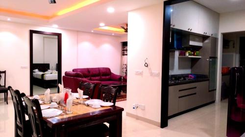 Deluxe AC Room in 3BHK Corporate service Aparment Manyata Tech Park — 4-Star Luxury Hotel in Bengaluru, India