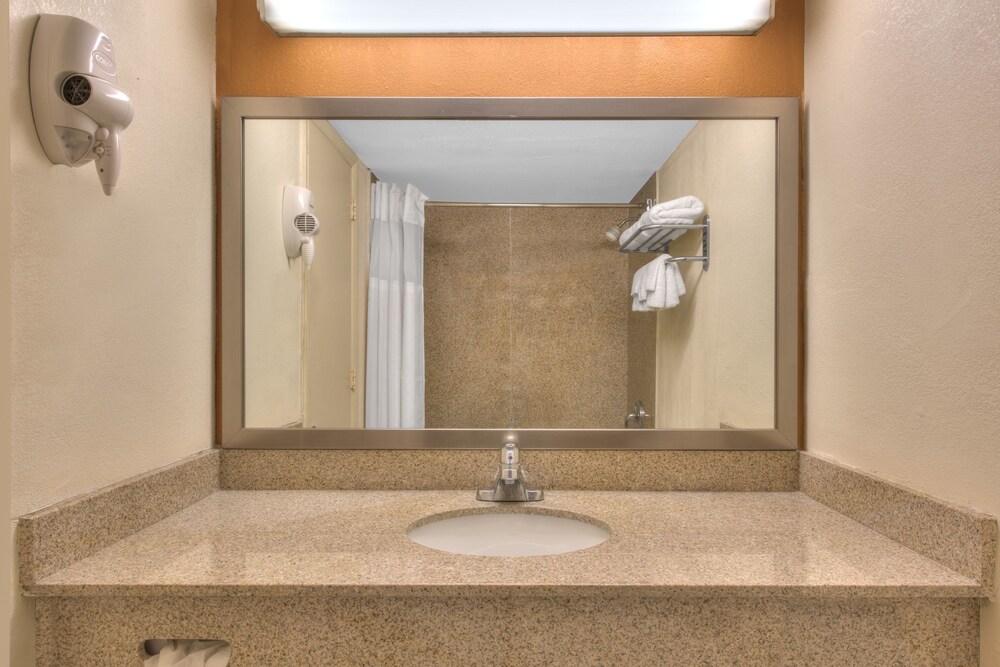 Express Inn Harrisburg South New Cumberland - photo 11