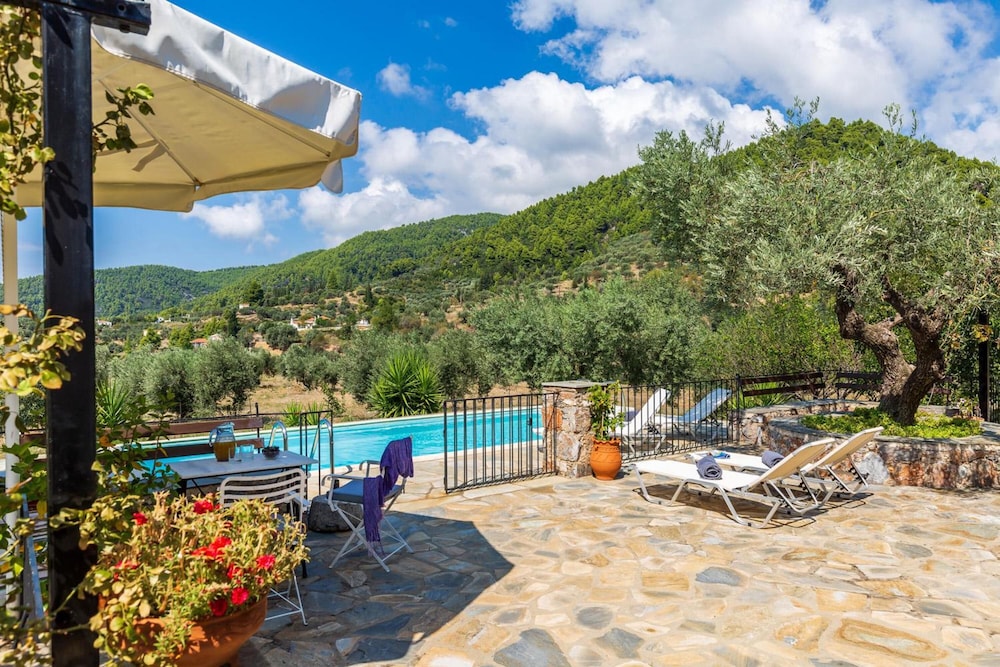 Villa Ioanna in Skopelos — 4-Star Luxury Hotel in Skopelos, Greece